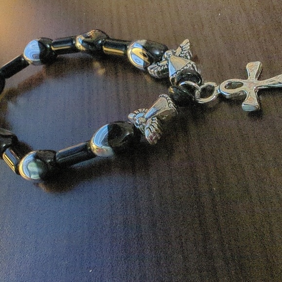 Black and Silver cross charm stretch bracelet - Picture 4 of 4